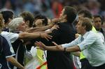 tumult. For fire år siden prøvede både teammanager Oliver Bierhoff og landstræner Jürgen Klinsmann at dæmpe gemytterne efter kvartfinalen mod Argentina. Arkivfoto. 