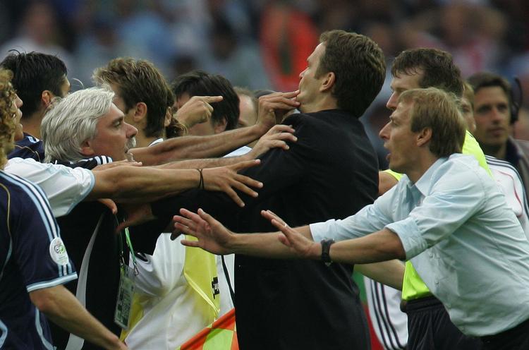 tumult. For fire år siden prøvede både teammanager Oliver Bierhoff og landstræner Jürgen Klinsmann at dæmpe gemytterne efter kvartfinalen mod Argentina. Arkivfoto. 