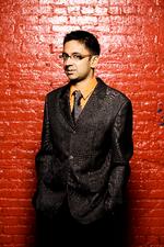 Vijay Iyer bliver ofte  behandlet, som om han ikke hører helt  til i jazzmiljøet, og har mødt forundring over, at han som inder spiller den musik:  »... min generation er den første, der  bidrager til musikken på det her  niveau«, fortæller han. Illustration: Bearbejdet foto af Jimmy Katz 