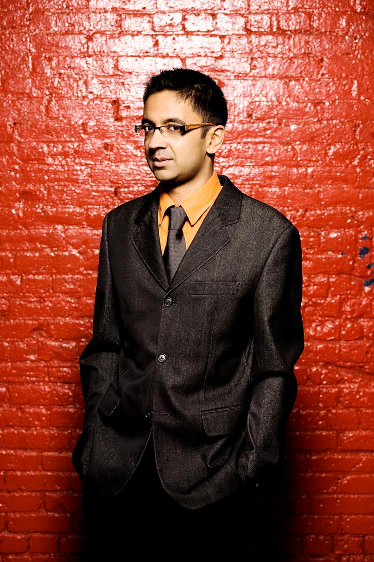 Vijay Iyer bliver ofte behandlet, som om han ikke hører helt til i jazzmiljøet, og har mødt forundring over, at han som inder spiller den musik: »... min generation er den første, der bidrager til musikken på det her niveau«, fortæller han. Illustration: Bearbejdet foto af Jimmy Katz