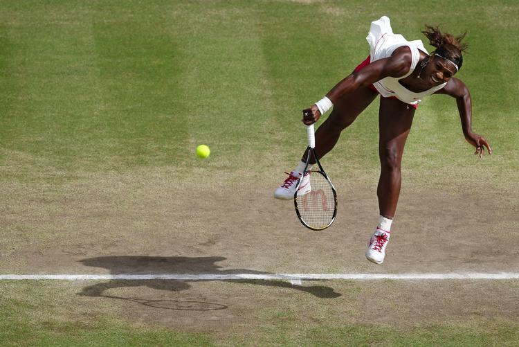 MUSKELBUNDT. Serena Williams sendte i sin semifinale ved Wimbledon kvinderækkens hidtil hårdeste serv ad sted. 