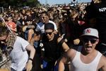 gennembrud. Endnu et hegn blev væltet, da Roskilde Festivalen åbnede ind til festivalpladsen, hvor rockmusikken kommer til at buldre, brage og hypnotisere de næste fire dage. 