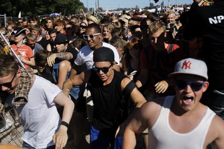 gennembrud. Endnu et hegn blev væltet, da Roskilde Festivalen åbnede ind til festivalpladsen, hvor rockmusikken kommer til at buldre, brage og hypnotisere de næste fire dage. 