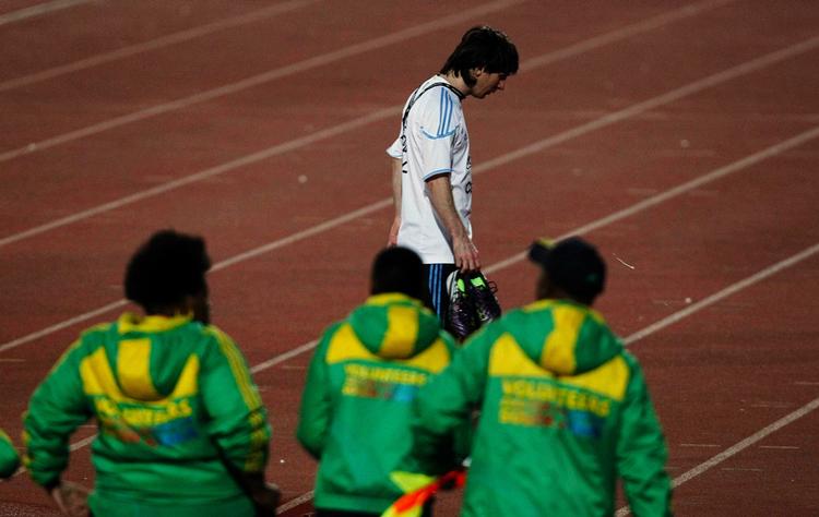 SYGEMELDT. Argentinske Lionel Messi blev bare 48 timer før VM-kvartfinalen mod Tyskland sendt hjem i seng af landstræner Maradona. 