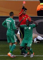 UDVISNING. Nigeria kan risikere at få det røde kort af Fifa, hvis forbundet skønner, at landets politikere blander sig i fodbolden. 