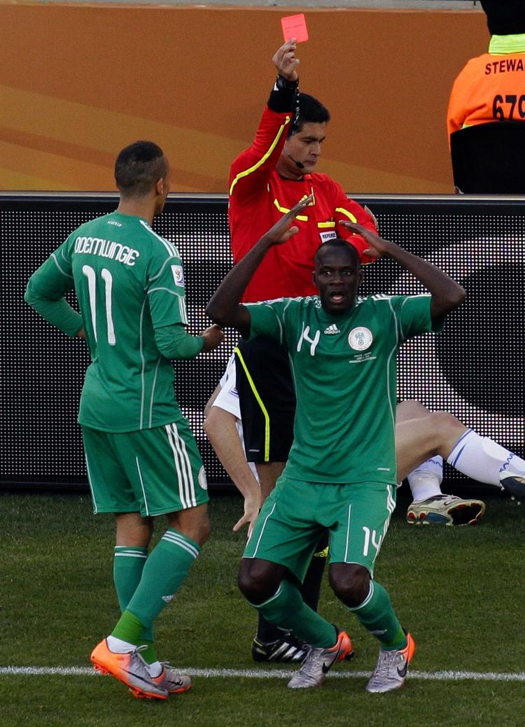 UDVISNING. Nigeria kan risikere at få det røde kort af Fifa, hvis forbundet skønner, at landets politikere blander sig i fodbolden. 