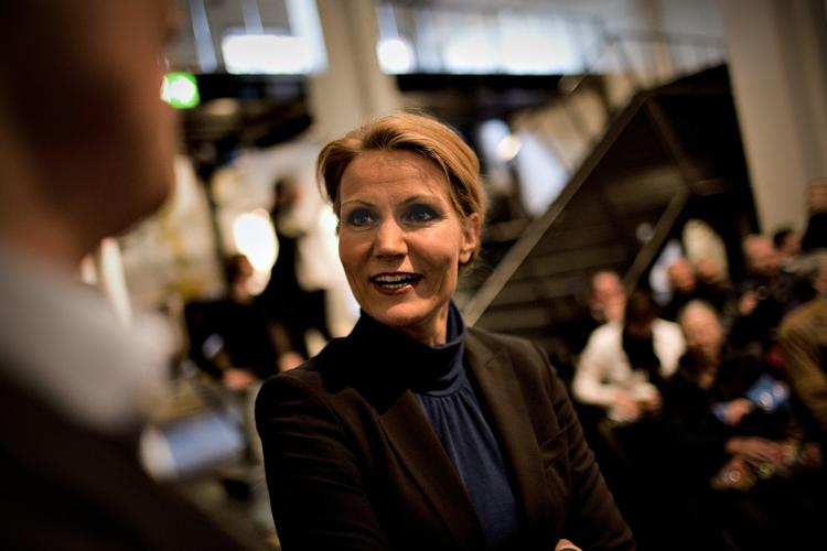 Skat. Over halvdelen af danskerne mener ifølge ny meningsmåling, at debatten om Helle Thornings mand, Stephen Kinnocks, har skadet S-formandens troværdighed. 