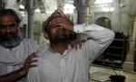 Sorg. En mand begræder de familiemedlemmer, han har mistet i terrorangreb i Lahore i Pakistan. 