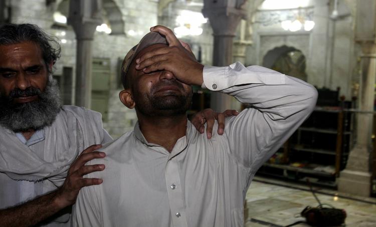 Sorg. En mand begræder de familiemedlemmer, han har mistet i terrorangreb i Lahore i Pakistan. 