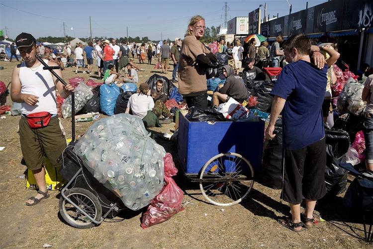 Pantsamlerne er overalt på festivalen. 