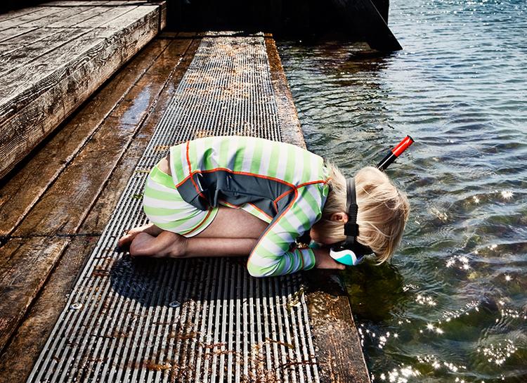 Med en solbeskyttende badedragt behøver du ikke bekymre dig om den udsatte hud på dit barns skuldre og ryg. 