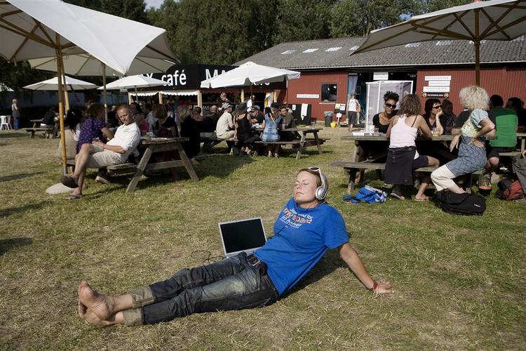 Søndagsstemning på Mediebyens torv. I baggrunden Café MAX, der byder på latte med mønster i mælkeskummet. 