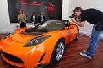 AFSLØRING. Nyeste generation af elbilen Tesla Roadster kan nu ses i mærkets egen butik i København. Bilen koster omkring 750.000 kroner. 