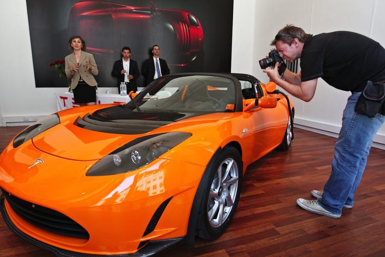 AFSLØRING. Nyeste generation af elbilen Tesla Roadster kan nu ses i mærkets egen butik i København. Bilen koster omkring 750.000 kroner. 