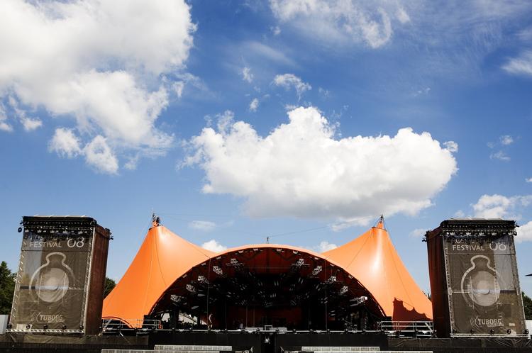 Allerede nu kan 5000 festivalfans sikre sig billetter til næste års Roskilde Festival. Hvis man ellers tør. Programmet er først klar til foråret. 