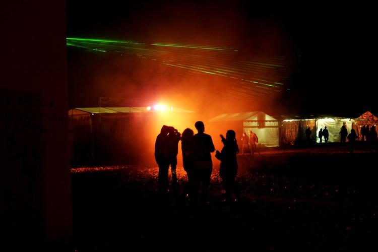 Roskilde Festival vil ikke tillade, at bordeller deler flyers ud i campingområdet. Festivalen har dog ingen officiel holdning til prostitution. 