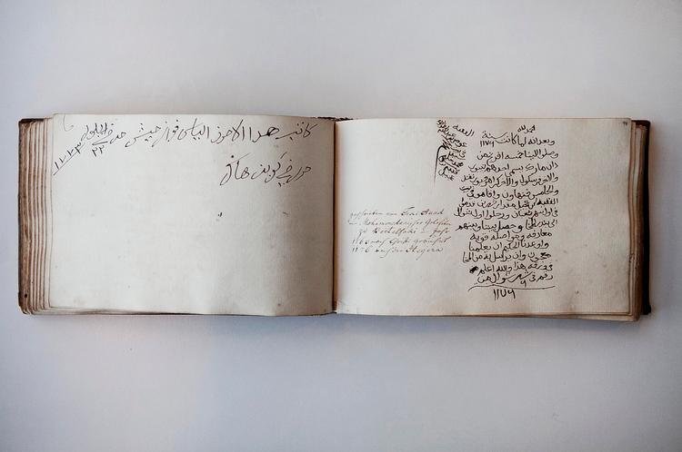 Stambog. »Gud ved bedst« skrev en lokal lærd i Niebuhrs stambog, da Arabien-ekspeditionen i 1763 ankom til Bayt al-Faqih i Yemen. 