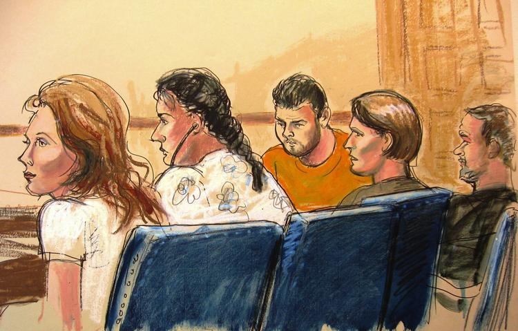 mistænkt. Den 28-årige kvinde, hvis far angiveligt var  en højprofileret agent indenfor det tidligere KGB, ses til venstre i denne retstegning. 