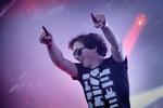 Trancetrold. Bag voodoo-navnet Baron Criminel gemmer sig den danske musiker og digter Kristian Leth og seks andre lokale blegansigter, som fredag eftermiddag bød på tungt pumpende electro-trance. 