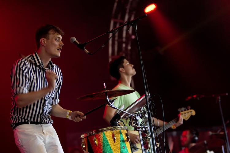 Klap. Efterklang har fået kritik for at få folk til at klappe for meget med. Ved årets Roskilde-koncert kunne de slet ikke få publikum til at lade være. Her ses forsanger Casper Clausen og bassist Rasmus Stolberg. 