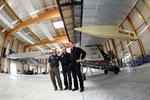 Fremtid. Astronauten Claude Nicollier (tv) sammen med de to eventyrere Bertrand Piccard og Andre Borschberg sammen med 'Solar Impulse'-flyet i Payenne i Schweiz. 