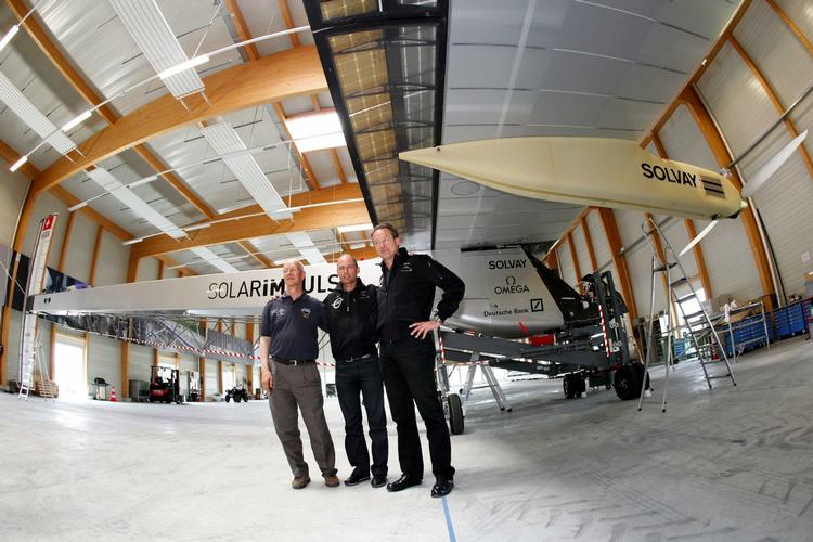 Fremtid. Astronauten Claude Nicollier (tv) sammen med de to eventyrere Bertrand Piccard og Andre Borschberg sammen med 'Solar Impulse'-flyet i Payenne i Schweiz. 