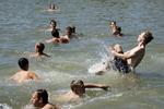 badeforbud. Roskilde Festival har lukket den populære badesø for resten af festivalen. 