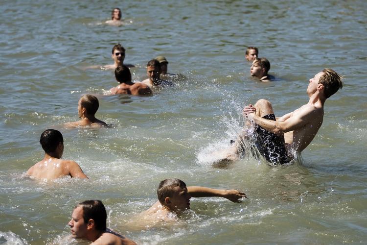 badeforbud. Roskilde Festival har lukket den populære badesø for resten af festivalen. 