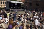Åbningen af Copenhagen Jazz Festival blev markeret ved en open air-koncert på Vor Frue Plads, hvor lange, improviserede soloer fra trompet og sax flagrede op under den åbne, lyseblå himmel. 