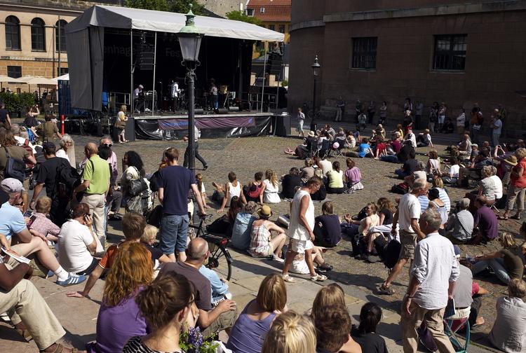 Åbningen af Copenhagen Jazz Festival blev markeret ved en open air-koncert på Vor Frue Plads, hvor lange, improviserede soloer fra trompet og sax flagrede op under den åbne, lyseblå himmel. 
