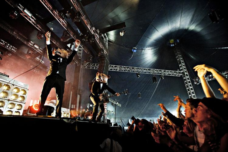 Bastard. Teddybears har udviklet sig til en forrygende bastard, der skamløst rager til sig af festlig gimmicks, rytmer, sange og lyde fra hiphop, electro, disco, dancehall og pop. 