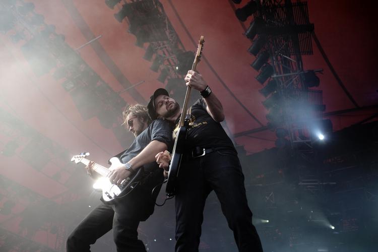 gensyn. Dizzy Mizz Lizzy gav den hele armen i den store retrorockforbrødring på Orange Scene. 