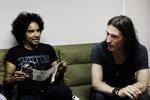 Griner. Alice in Chains beundrer og griner af Roskildes brede musikprogram. 