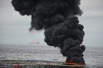Katastrofe. BP forsøger blandt andet at komme olien til livs ved at brænde oliepøle på havet af under kontrollerede former. 