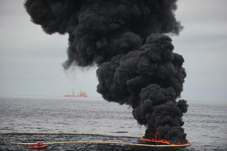 Katastrofe. BP forsøger blandt andet at komme olien til livs ved at brænde oliepøle på havet af under kontrollerede former. 