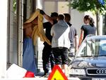 Bankrøver. En 45-årig mand har i dag holdt personalet i en bank som gidsler i Stockholm. Her bliver han ført ud af politiet med et tæppe over hovedet. 