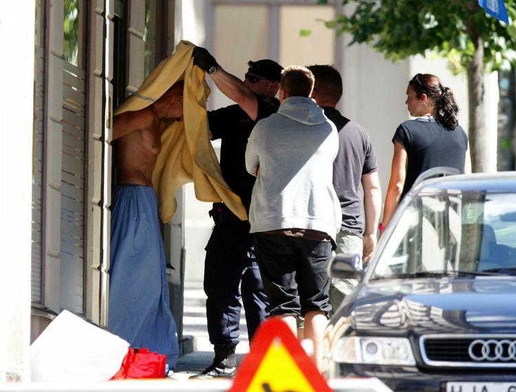 Bankrøver. En 45-årig mand har i dag holdt personalet i en bank som gidsler i Stockholm. Her bliver han ført ud af politiet med et tæppe over hovedet. 