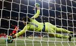 Helt. Fernando Muslera redder et afgørende straffespark fra Dominic Adiyiah. 
