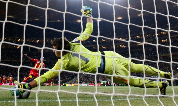 Helt. Fernando Muslera redder et afgørende straffespark fra Dominic Adiyiah. 