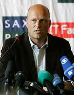 Sponsorløs. Bjarne Riis kæmper desperat for at finde en ny sponsor, men må nok snart se sine største trumfer smutte til nyt hold. 