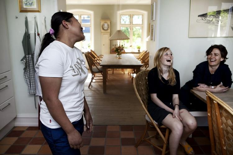 Aflastning. Når aftensmaden serveres hos familien Saabye, dufter den ofte af kokosmælk og eksotiske krydderier. Familien har fået et sjette medlem fra Filippinerne, der hjælper til med den daglige husholdning. 