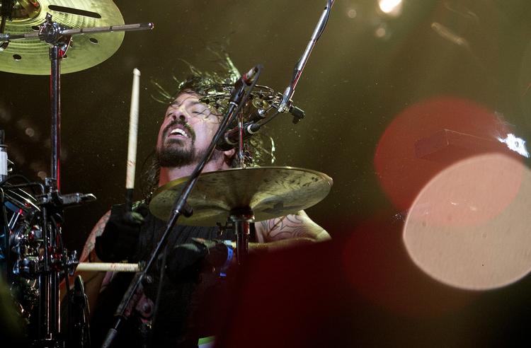 Super. Trommeslager Dave Grohl og bandet markerede sig med et gyngende groove, som passede perfekt til den småkolde aften foran Orange Scene. 