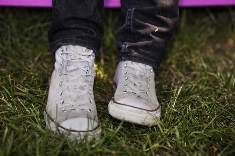 Skoene her sidder på When Saints Go Machines-forsanger Nikolaj Manuel Vonsild. 