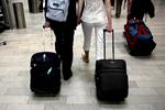 HÅNDBAGAGE. Skattevæsenet fandt store kontantbeløb, da de tjekkede flyrejsendes tasker og kufferter. 