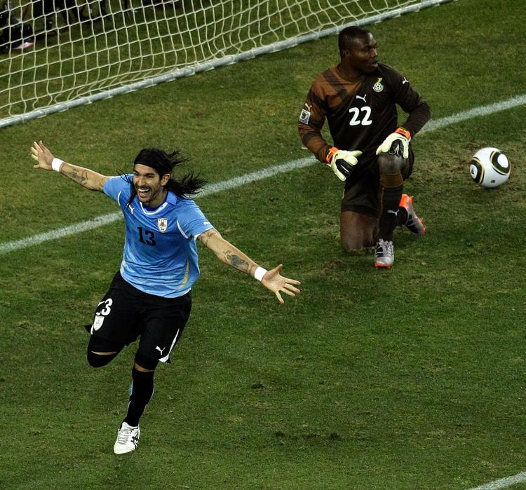 JUBEL. Sebastian Abreu var ellevild efter at have scoret det afgørende mål i VM-kvartfinalen mod Ghana. 
