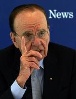 Netavis. Mediemogulen Rupert Murdoch strammer skruen og vil nu lade læserne betale for den omfattende aviskrise. 
