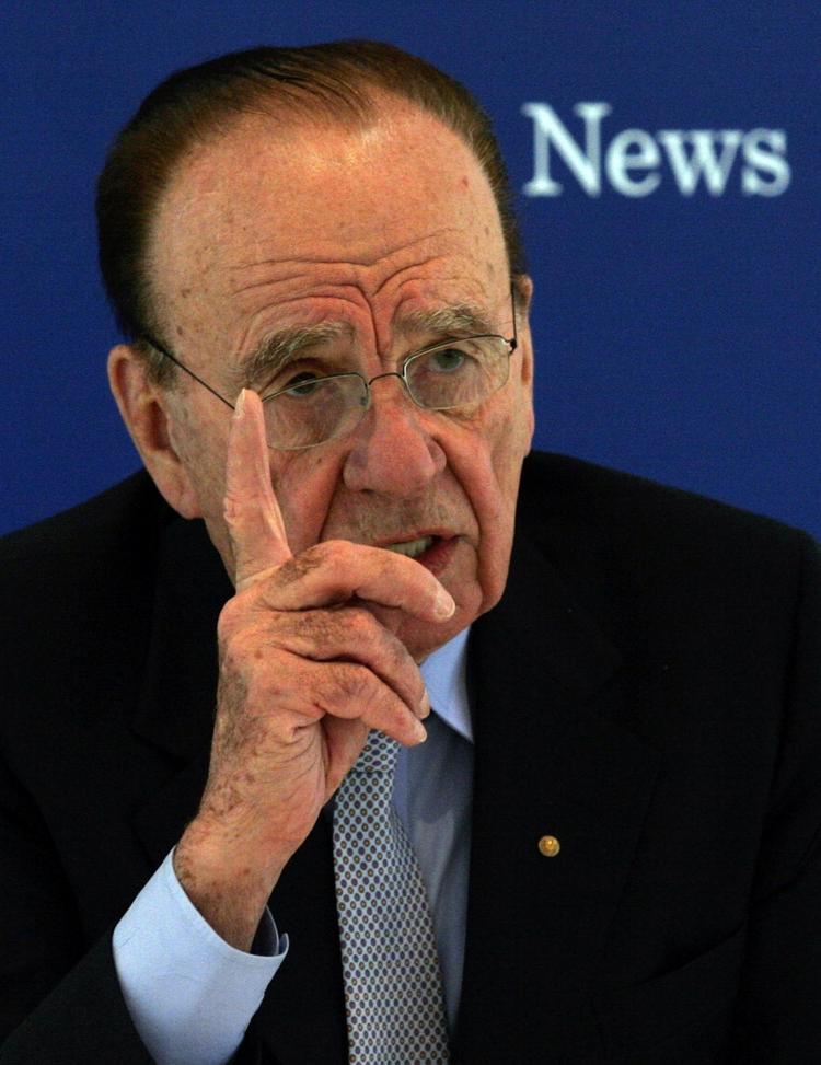 Netavis. Mediemogulen Rupert Murdoch strammer skruen og vil nu lade læserne betale for den omfattende aviskrise. 