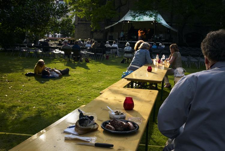 Det er første gang, der bliver arrangeret koncerter og spisning i haven ved Christianskirken. Foto: Lars Hansen 