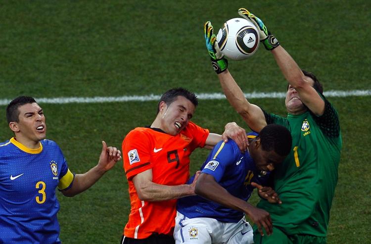 SKADET. Hollands Robin van Persie havde efter kampen mod Brasilien ondt i armen. 