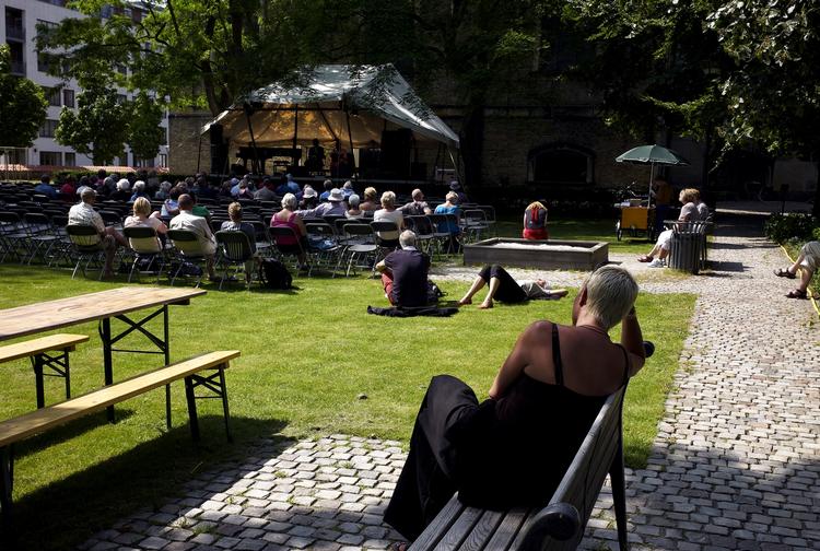 Sognepræst i Christians Kirke på Christianshavn mener, at en ikke-religiøs jazzkoncert kan give folk, der normalt ikke går i kirke lyst til at blive kirkegængere. 